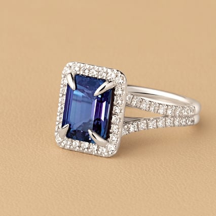 Goldener Ring mit Lab Grown Alexandrit in Emerald Form und Diamanten Ralph