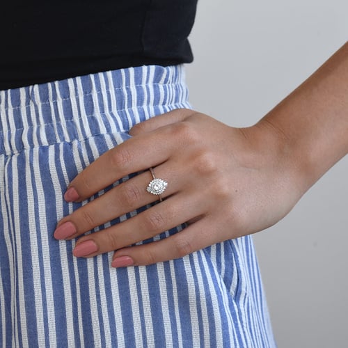 Einzigartiger Verlobungsring aus Gold mit Moissanit und lab-grown Diamanten Deizy
