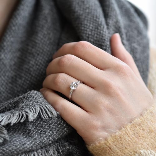 Verlobungsring mit rundem Diamanten Tamsin