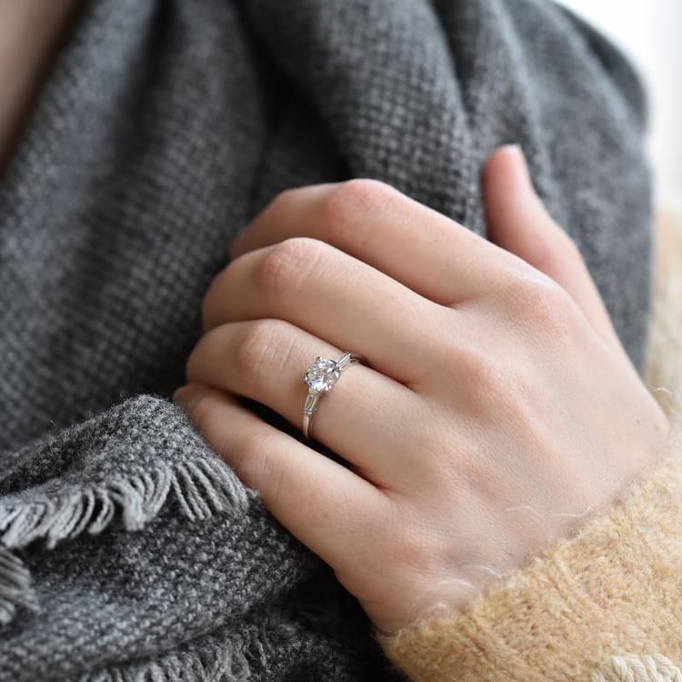 Verlobungsring mit rundem Diamanten Tamsin 28962