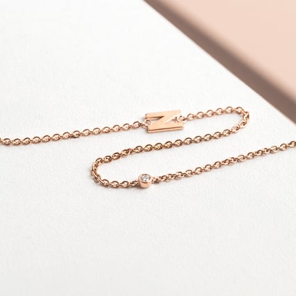 Silberne Halskette mit einem Buchstaben Ihrer Wahl und Lab Grown Diamanten Lupe