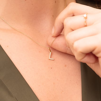 Silberner Buchstaben-Anhänger mit Lab Grown Diamanten Letra