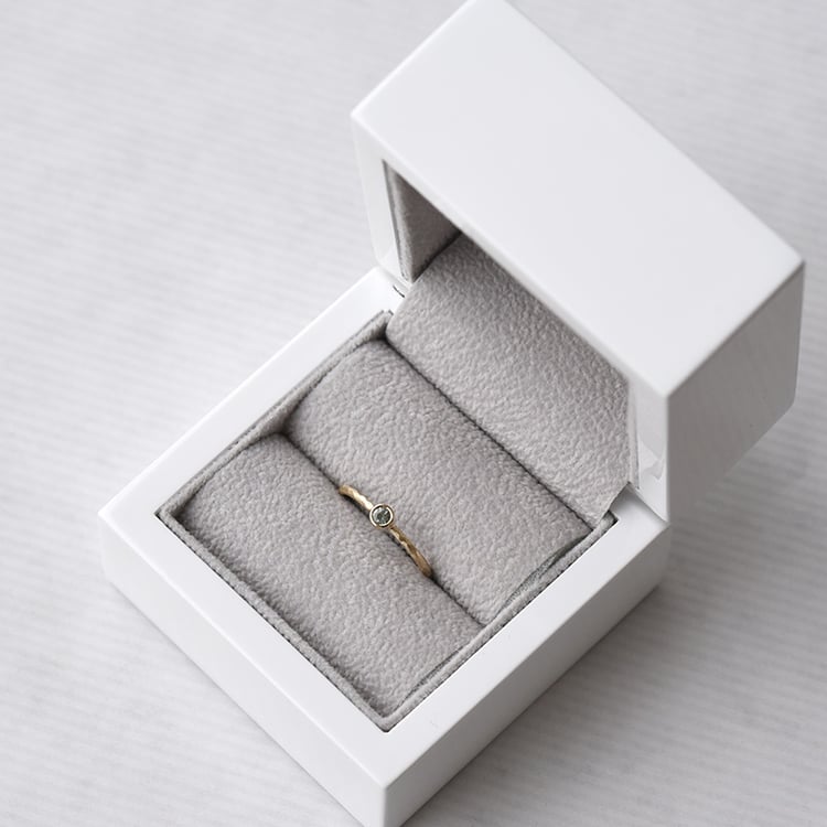 Minimalistischer Goldring mit grünem Saphir Emilien 72112