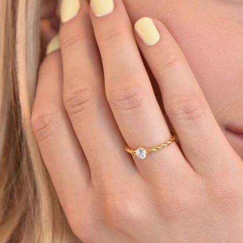 Gedrehter Ring mit einem Diamanten Nelson