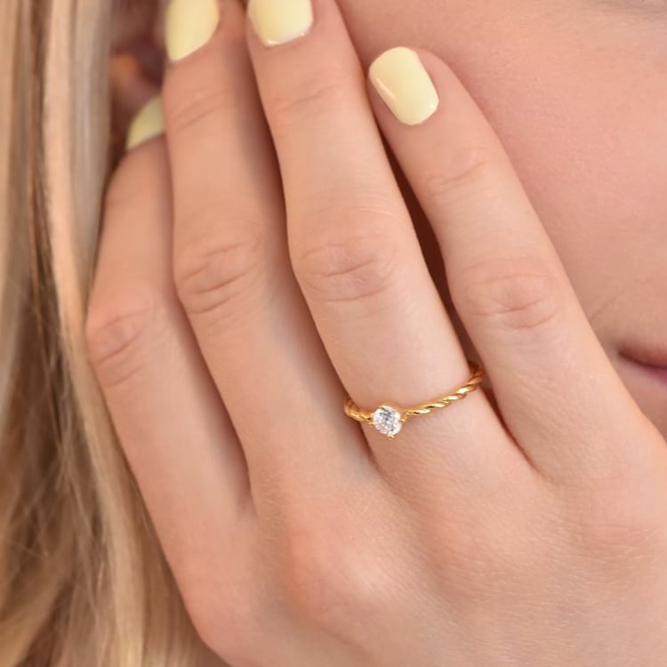 Gedrehter Ring mit einem Diamanten Nelson 106052