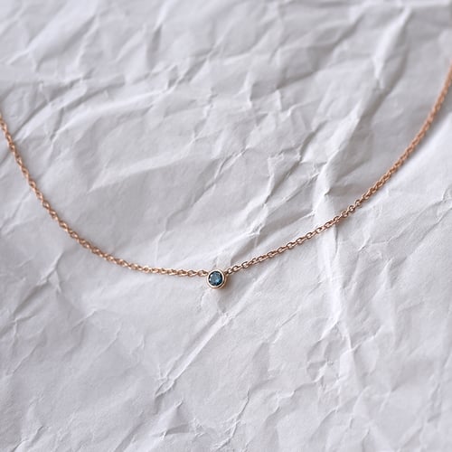 Minimalistische Halskette mit blauem Diamanten Glosie