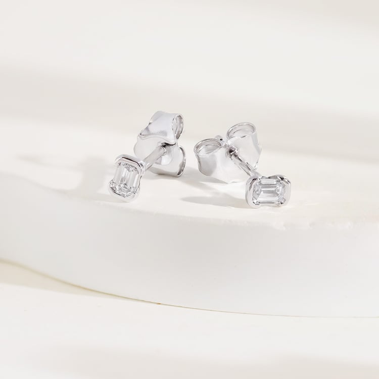 Minimalistische silberne Ohrstecker mit Diamanten in Emerald-Form Agata 161374