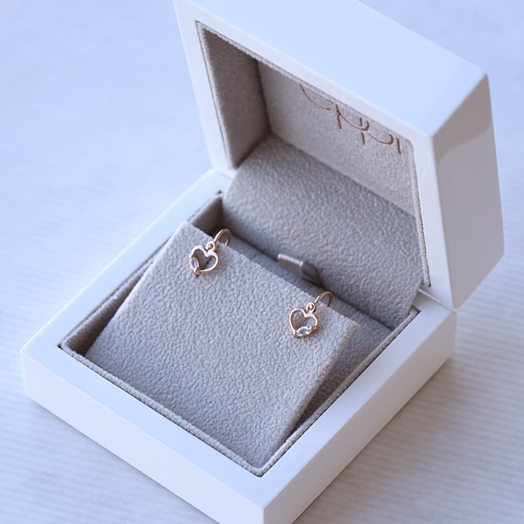 Goldene Kinderohrringe in Herzform mit weißen Saphiren Anastasia 73160