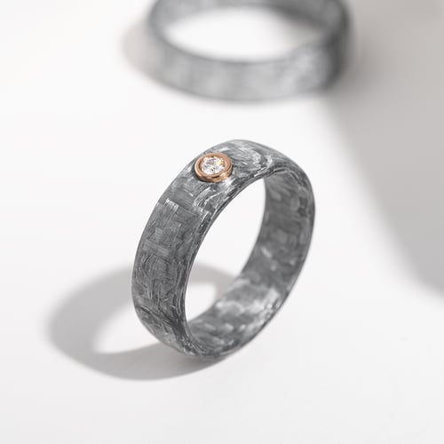 Leicht abgerundete Carbon Eheringe mit Diamant Cortes