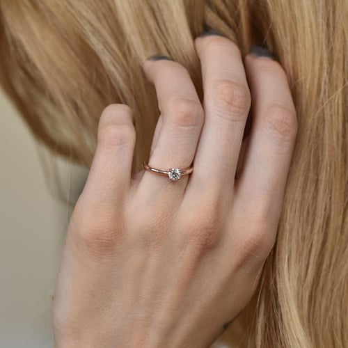 Verlobungsring mit Diamant im Rundschliff Katya