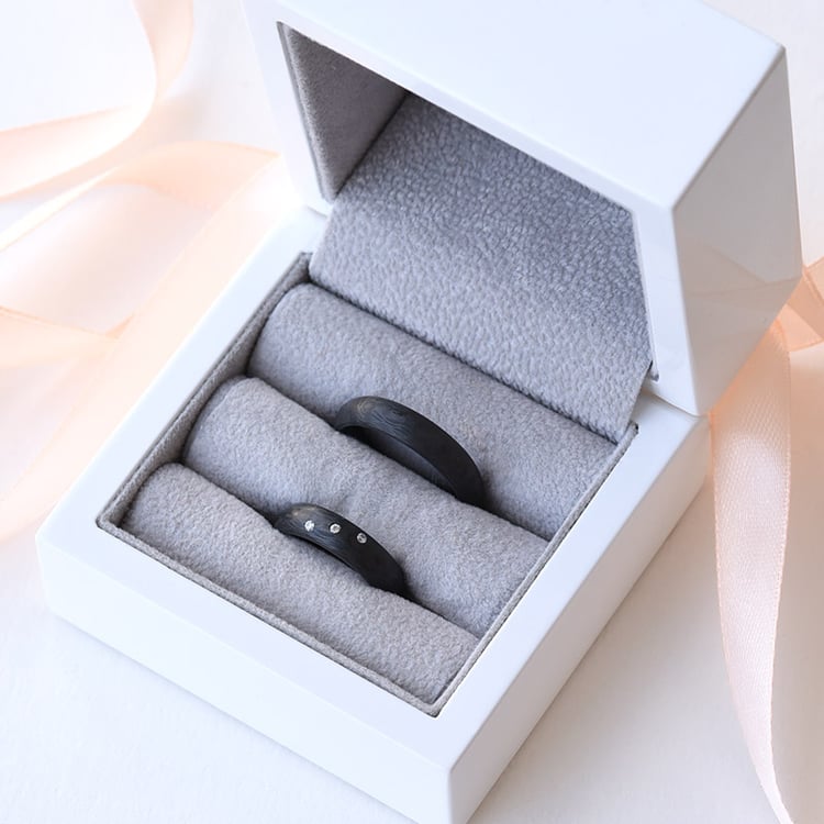 Halbrunde Trauringe aus Carbon mit drei Diamanten Zimzi 77711