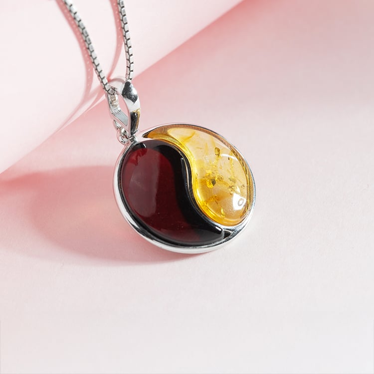 Silberner Bernsteinanhänger mit dem Symbol Yin Yang 150775