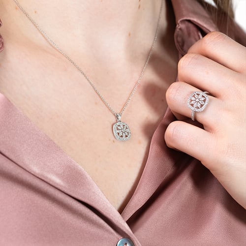 Schmuckset voller Blumen und Diamanten Lavern