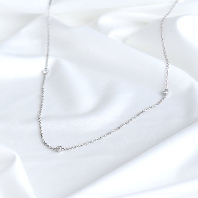 Zarter goldener Anhänger mit drei Diamanten Pekko 80723