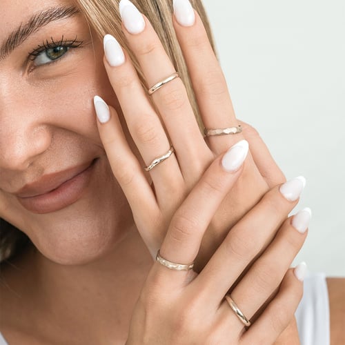 Goldene Eheringe mit von Hand gravierter Oberfläche aus Haselnussgold Cley
