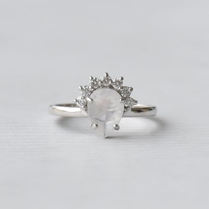 Verlobungsring mit Mondstein und Diamanten Namir