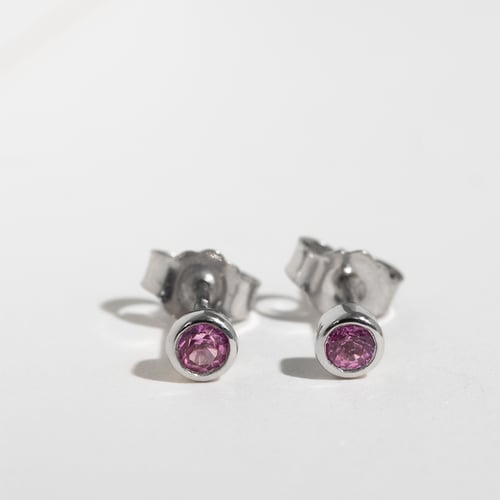 Silberne Ohrstecker mit rosa Saphiren in Bezelfassung Tofine