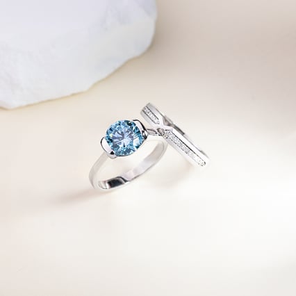 Eheringe aus Eternity-Ring mit Lab Grown Diamanten und einem breiten Komfort-Ring Asne