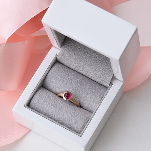Goldener Ring mit Rose Cut Rubin Layla