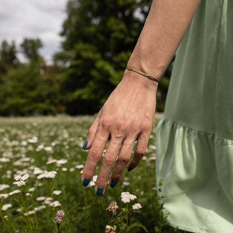 Armband mit einem silbernen Anhänger mit Gravur Bar 108786
