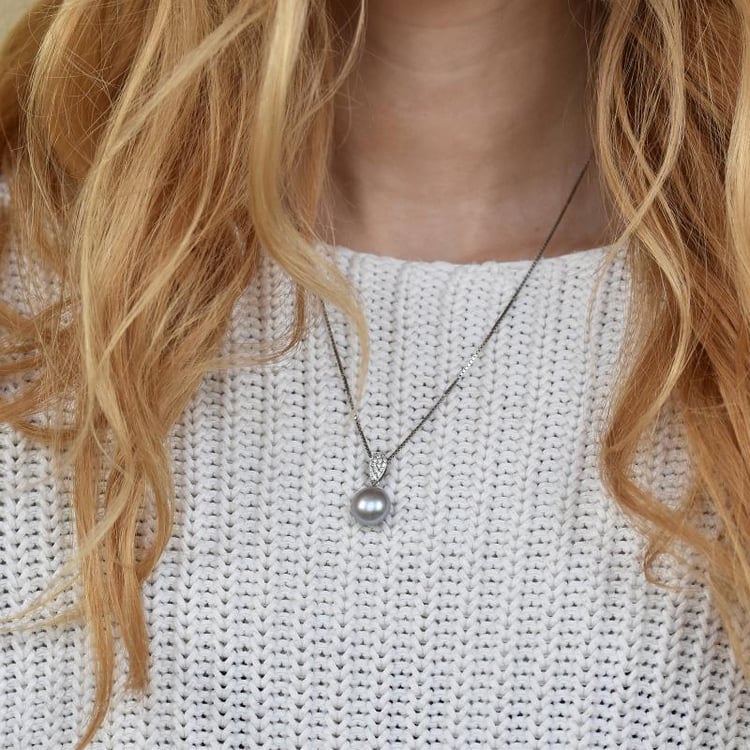 Graue Perle Anhänger auf dem Hals 14605