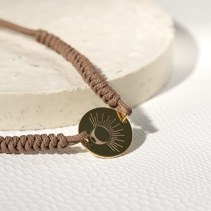 String Armband mit dem Yoga Symbol Sonne und Mond