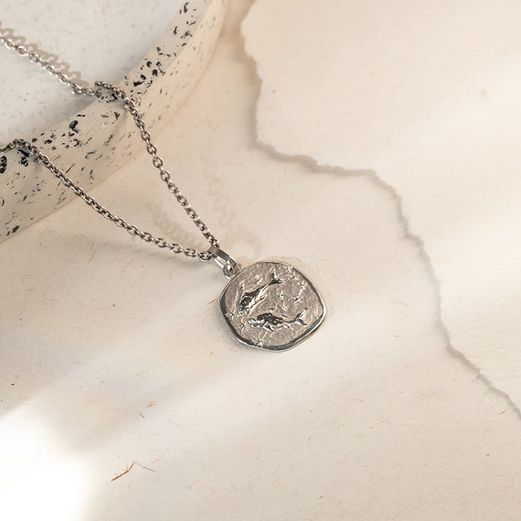 Goldanhänger mit Symbolen des Tierkreiszeichens 143683