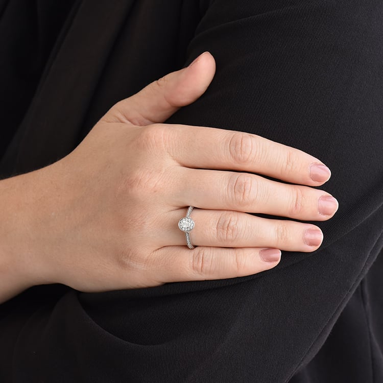 Schöner Halo-Ring mit glänzenden Diamanten Leontios 85729