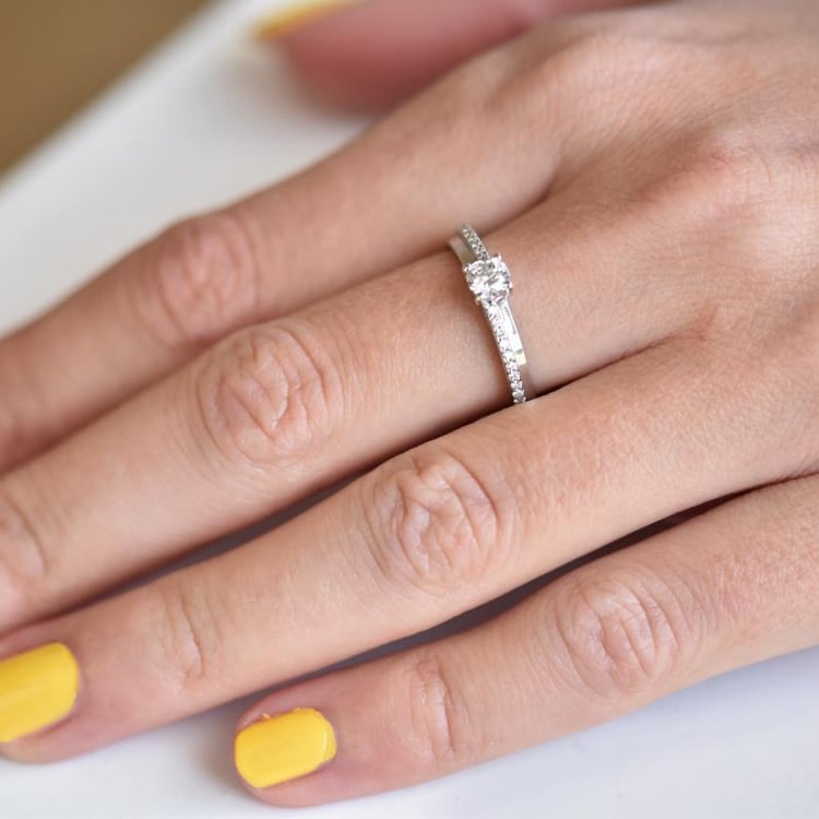 Verlobungsring in Platin auf dem Finger 11086