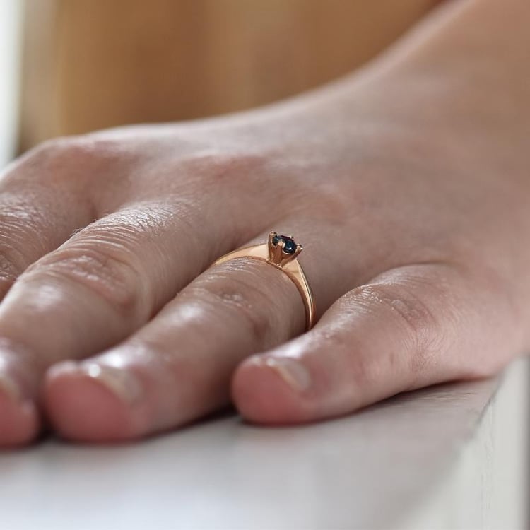 Hand mit Diamantring in Rosegold 28858