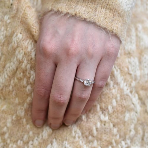 Verlobungsring mit rundem Diamanten Tamsin