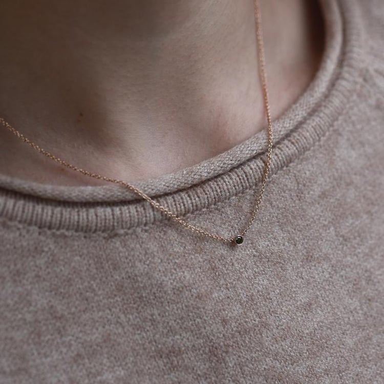Silberne minimalistische Kette mit einem grünen Diamanten Glosie 103677