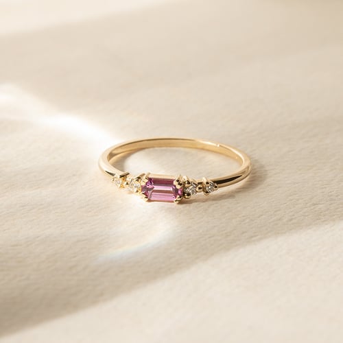 Ring mit Saphir in Emerald Form und Diamanten Taia