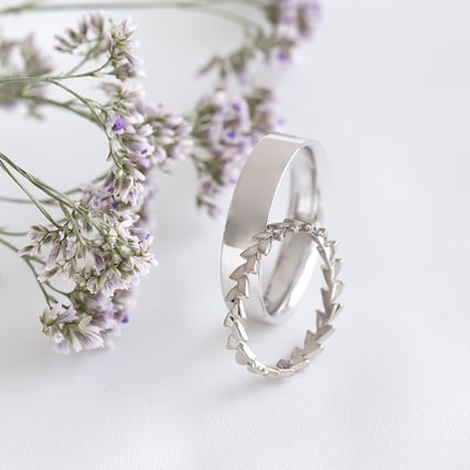 Goldener Ring in Blättchenform und flachen Ring für Herren Skyler