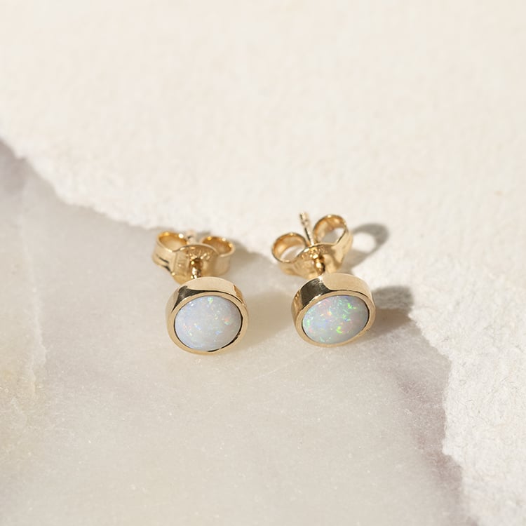 Minimalistische Goldohrringe mit weißen Opalen Aurinda 137127