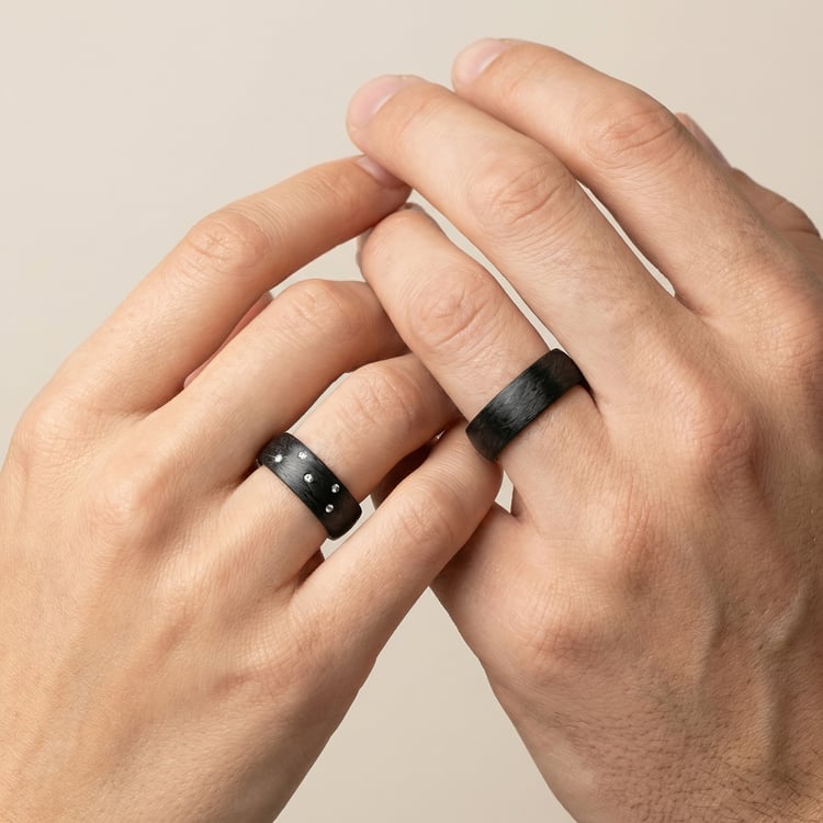 Flache Eheringe aus Carbon mit Diamant Lola 166553