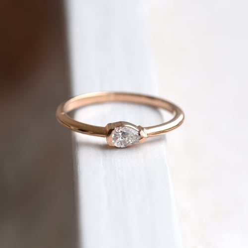 Zarter Ring mit Pear-Diamanten Celyn