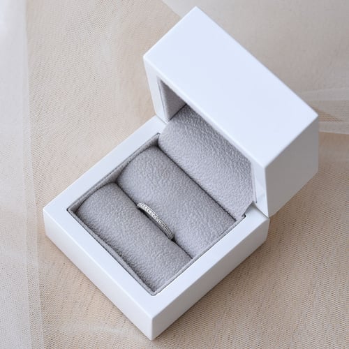 Eheringe aus Eternity-Ring mit Diamanten und einem Komfort-Ring Minke
