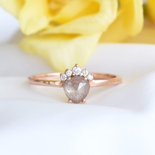 Verlobungsring mit einem Salt and Pepper Diamanten Ange