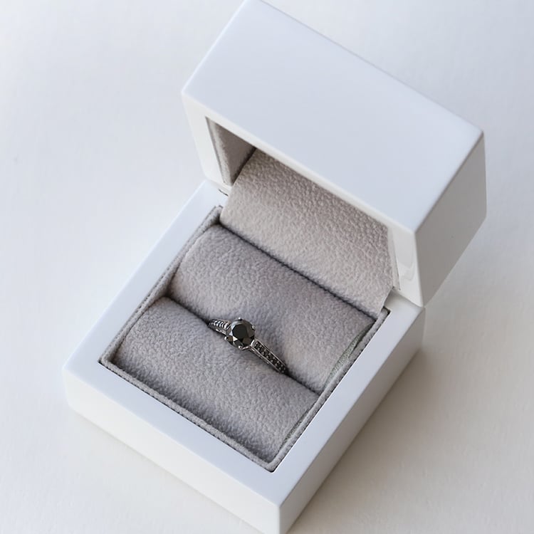Vitage Verlobungsring mit schwarzen Diamanten in Eppi-Geschenkbox 74326