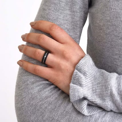 Flacher Carbon Trauring aus Silber mit Zirkonia Semaiah