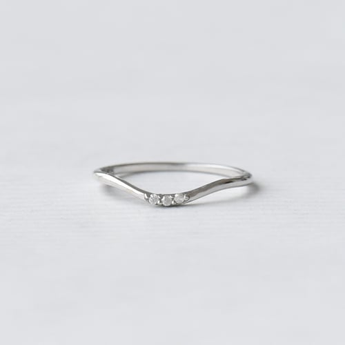Minimalistischer Ring in V-Form mit drei Diamanten Cason