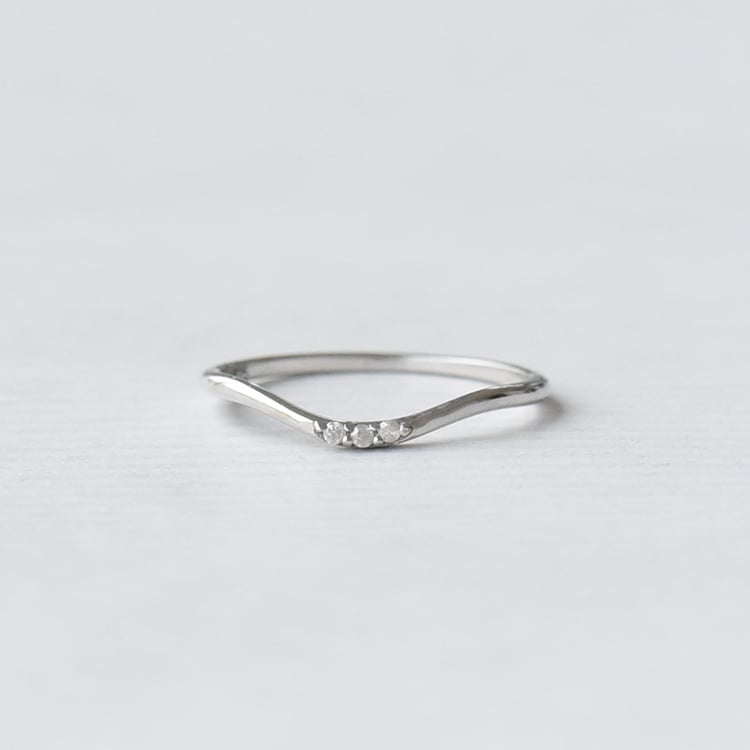 Minimalistischer Ring in V-Form mit drei Diamanten Cason 94752