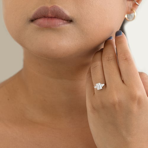Verlobungsring mit einem Diamanten in Emerald Form Miha