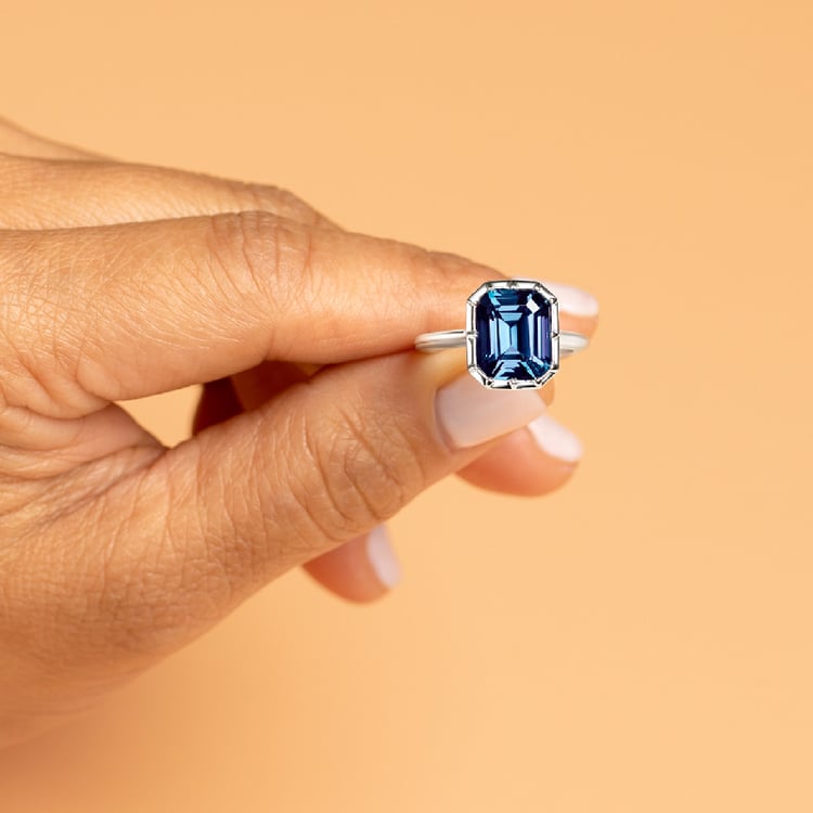 Goldener Ring mit Lab Grown Alexandrit in Emerald Form Moly 136585