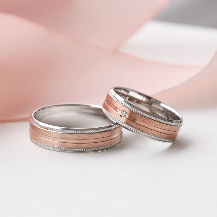 Zarte Eheringe mit einem Diamanten Cupid 76778