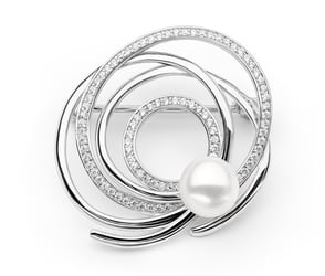 Elegante silberne Brosche mit weißer Perle und Zirkonia Nerida