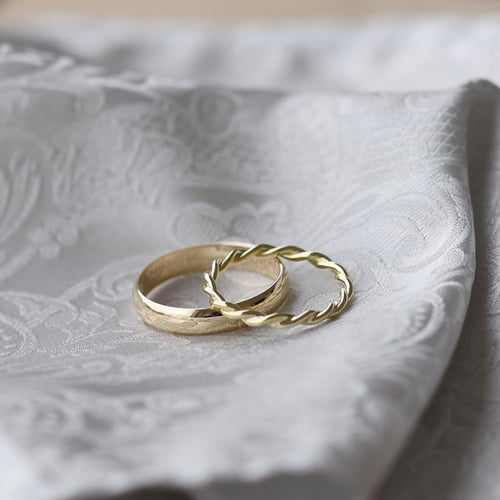 Untraditionelle goldene Trauringe mit Seilmotiv Aase