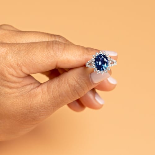 Goldener Ring mit ovalem Lab Grown Alexandrit und Diamanten Logan