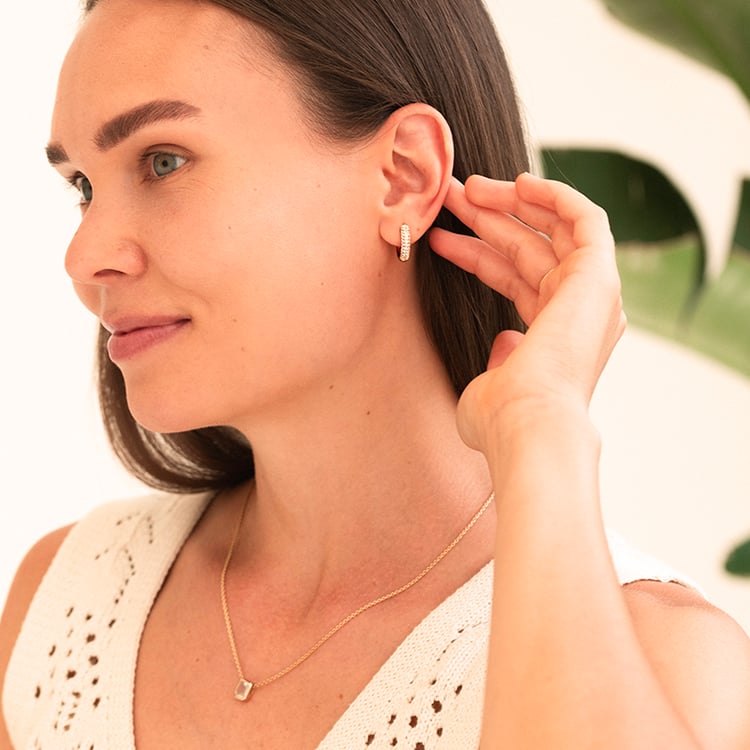 Silberne runde Pavé-Ohrringe mit weißen Topasen Shaviv 143279